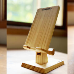 木製スマホスタンド：角度調整機能で便利さアップ
