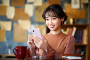 スマホを見ている女性