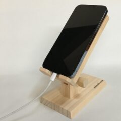載せたまま充電可能な木製スマホスタンド