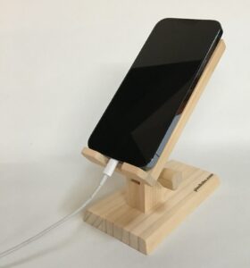 スマホスタンドで充電中