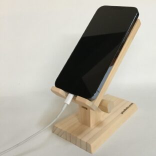 載せたまま充電可能な木製スマホスタンド