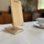 リビングのテーブルの上のスマホスタンドとコーヒーカップ