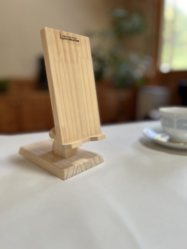 リビングのテーブルの上の木製角度調整スマホスタンド