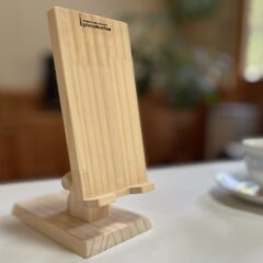 木製スマホスタンドで日々の生活に癒しをプラス！