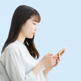 長時間の動画鑑賞で肩凝り防止！スマホスタンド活用法