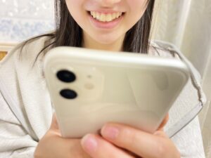 iphoneで楽しんでいる女性