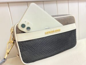 カバンにiphoneが入っている