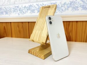 木製スマホスタンドのiphoneが立てかけられている、