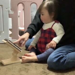 角度調整式木製スマホスタンドは赤ちゃんがいるママさんにピッタリ!!!
