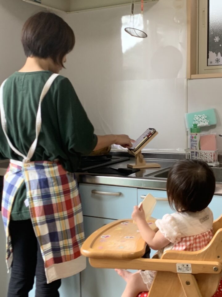 キッチンでママと赤ちゃんとスマホスタンド