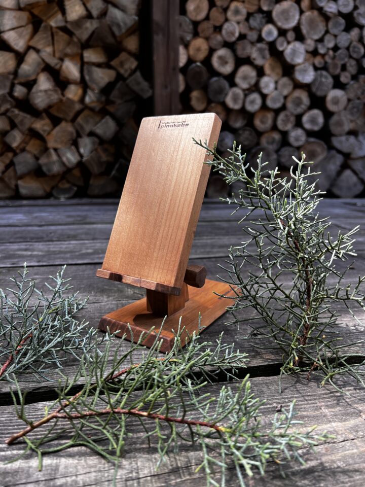 自然の中の木製スマホスタンド