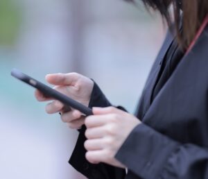 スマートフォンを見ている女子