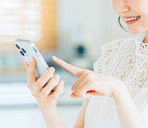 スマートフォンを操作している女性