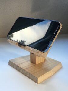 木製スマホスタンドに乗るスマホ
