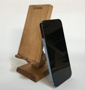 木製スマホスタンドとiphone