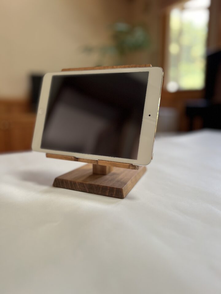 デスクの上の木製ipadタブレットスタンド　色アンティーク