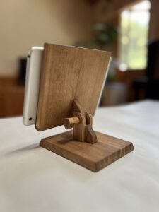 リビングの机の上にipadが載っている木製タブレットスタンド  後ろ向き