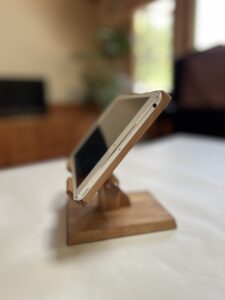 リビングの机の上にipadが載っている木製角度調整タブレットスタンド の角度が上向き