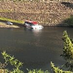 やんば湖に入水し水しぶきをあげる水陸両用車