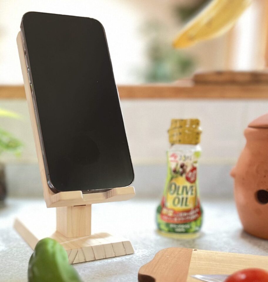 キッチンの中の木製角度調整スマホスタンド