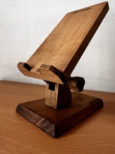 木製角度調整式スマホスタンド、色はアンティーク風