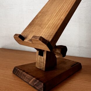 木製スマホスタンドが安定感バツグンな理由！