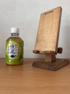 ペットボトルと木製スマホスタンド