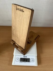 木製スマホスタンドの重さを測定