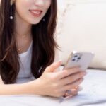 iphoneを持つ女性