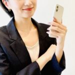 iphoneを持つ女性