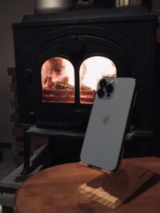 薪ストーブと木製スマホスタンド