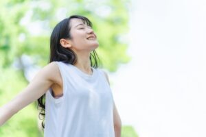 森の中で深呼吸する女性