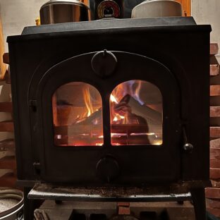 なぜ薪ストーブは癒しを感じるのか？